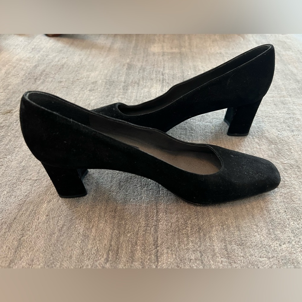 RARE incredible condition vintage Stuart Wetizman Black Suede Heels! 8.5 AA.